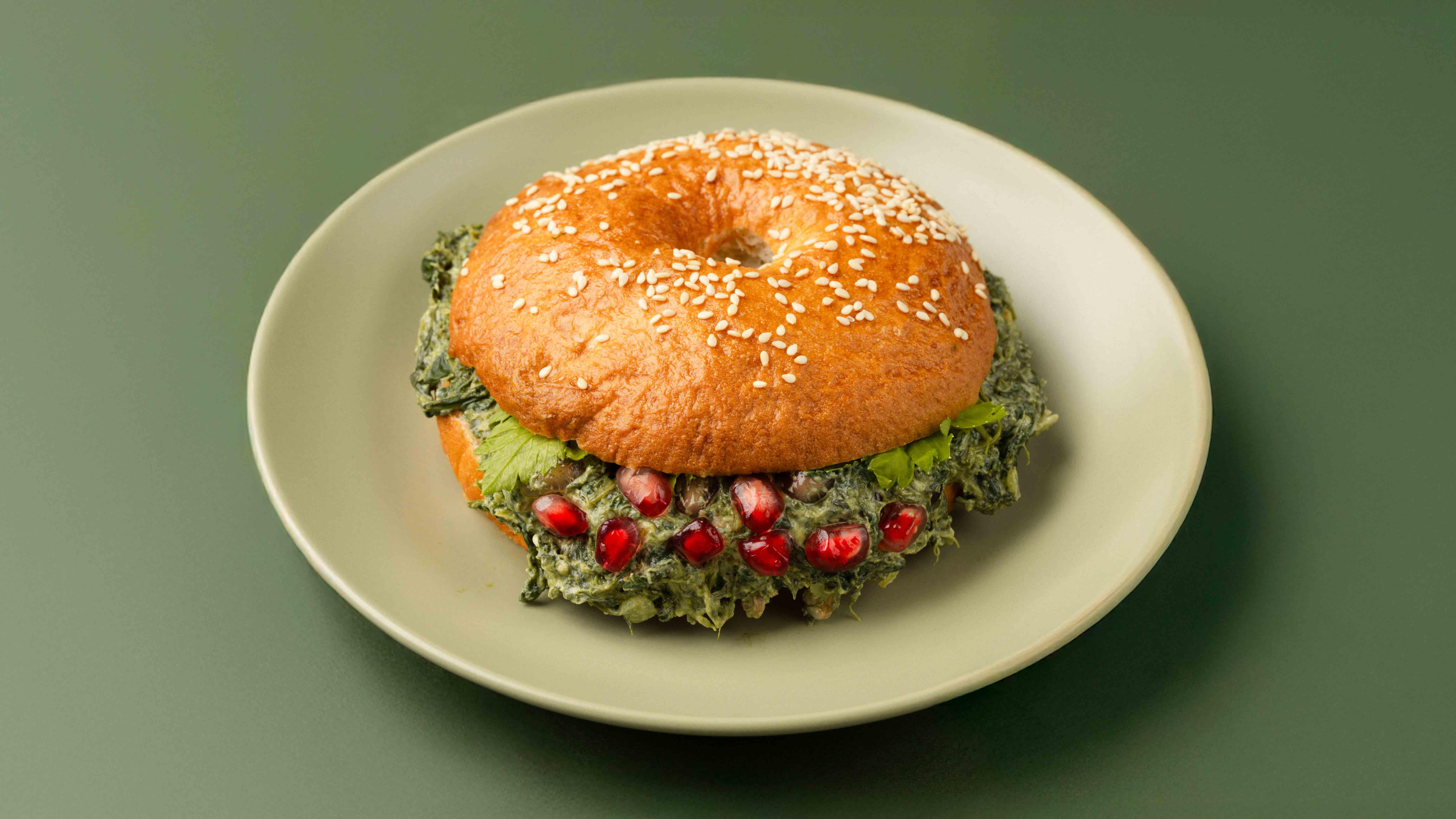 بيقل اللبنه والسبانخ مع الرمان