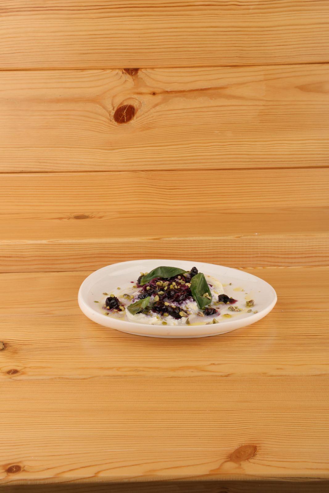 بوراتا التوت الأزرق