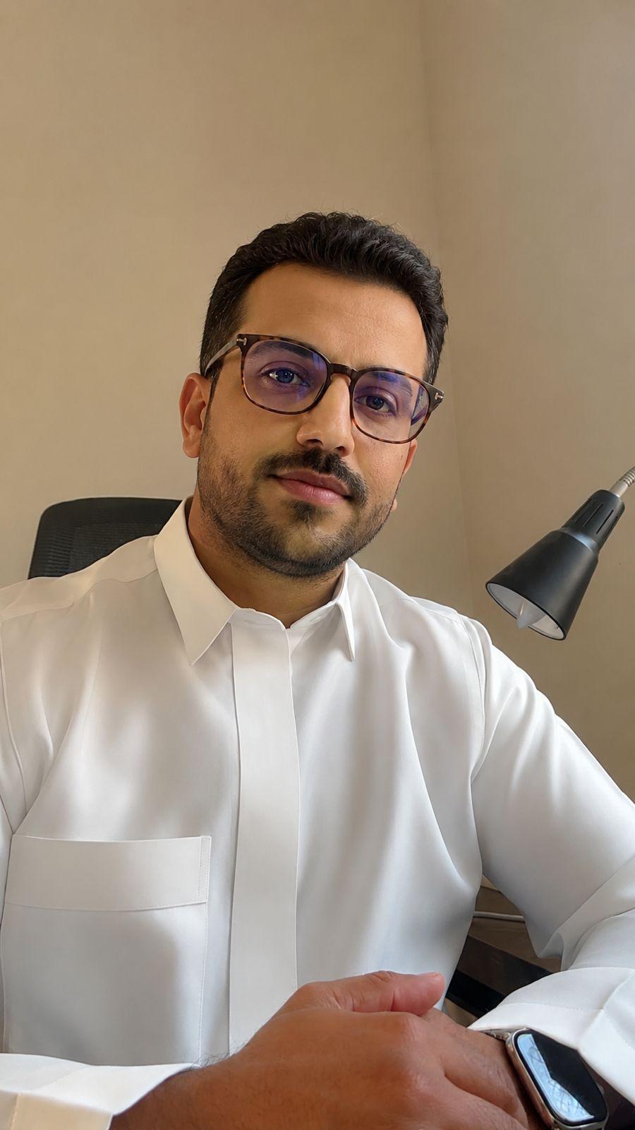 ثوب أبيض بقلاب رسمي
