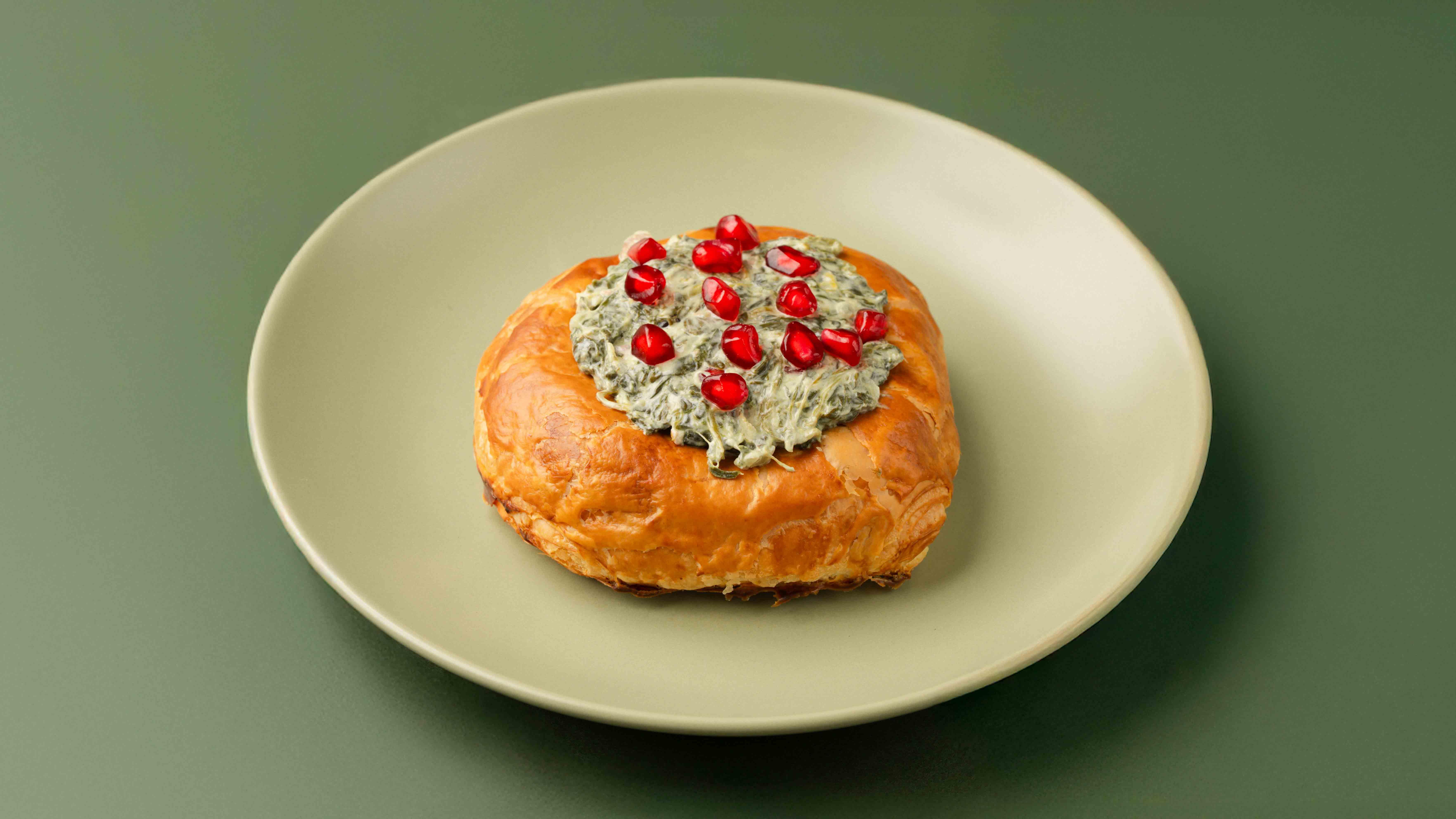 فطيرة اللبنه والسبانخ مع الرمان