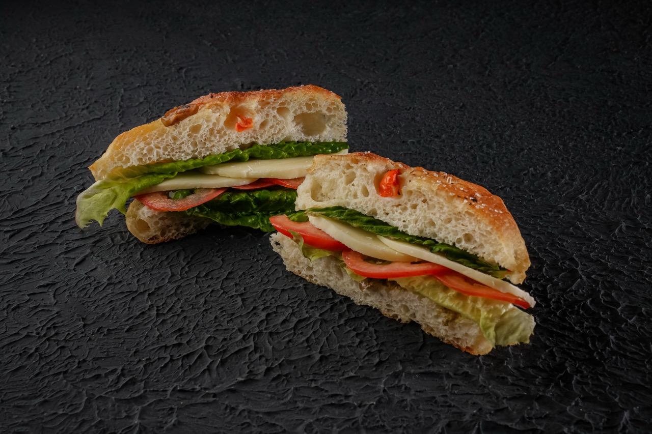 سنداوتش بخبز الفوكاشيا جبنه مزريلا و بيستو