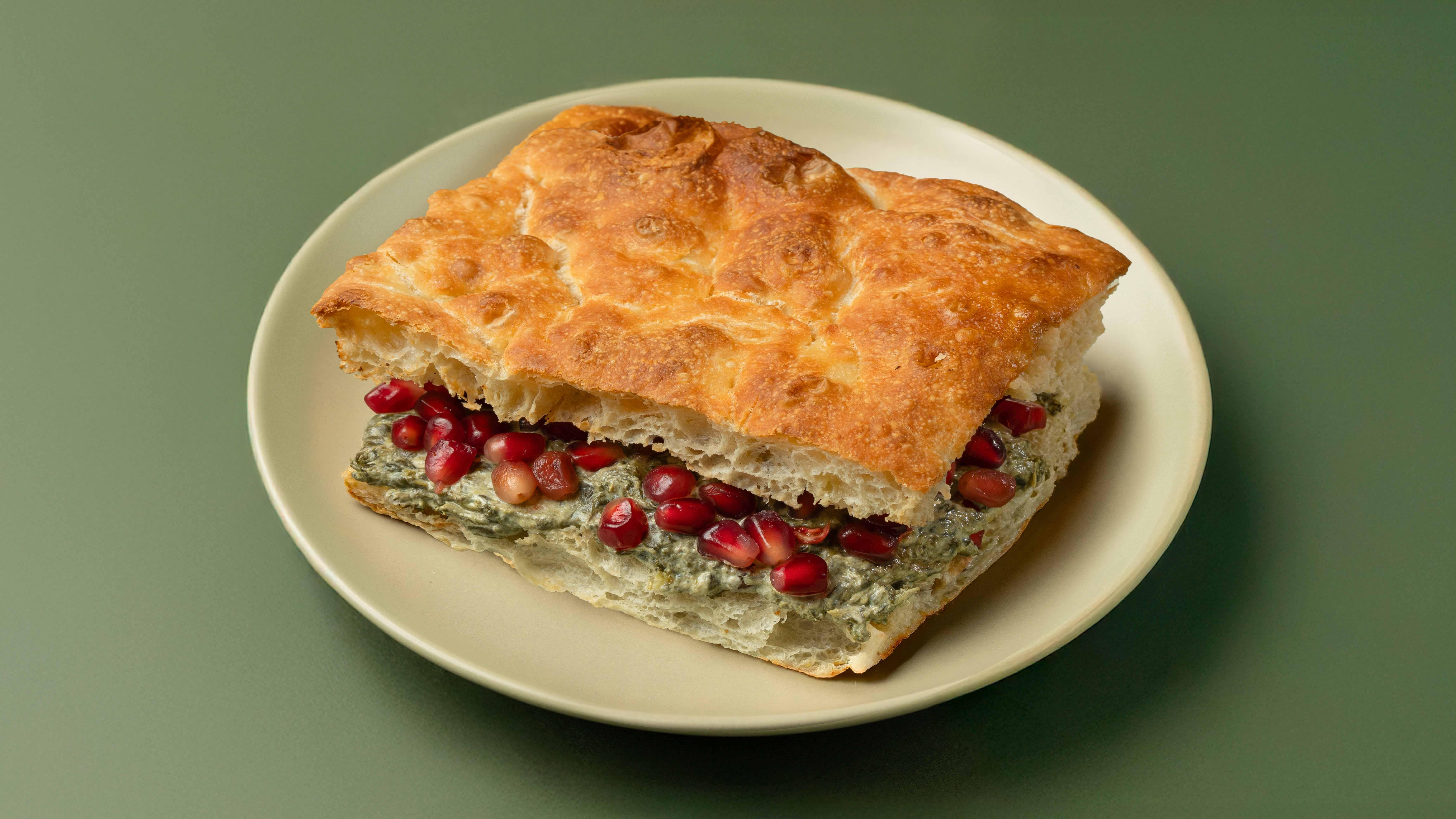 فوكاشيا سبانخ ولبنه مع الرمان