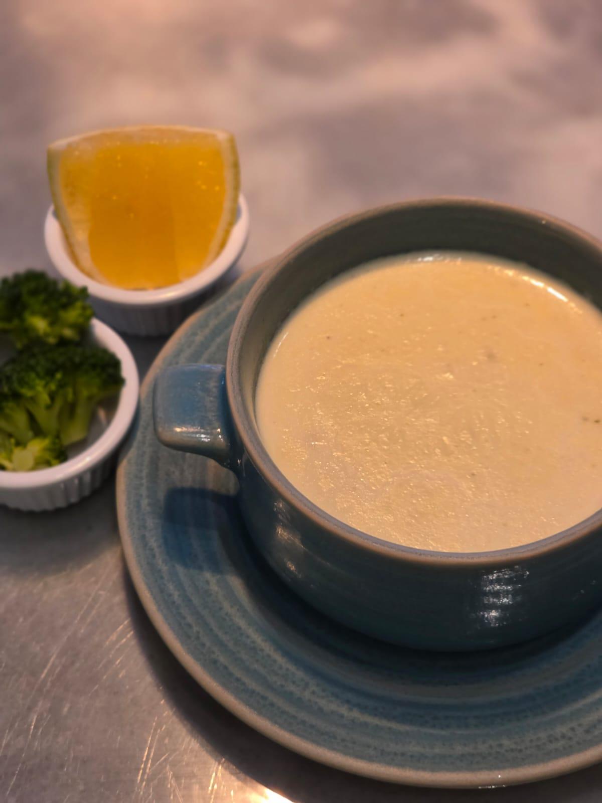 شوربة كريمة بالدجاج والبروكلي