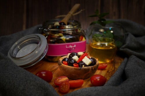 زيتون أسود حلوم و فلفل