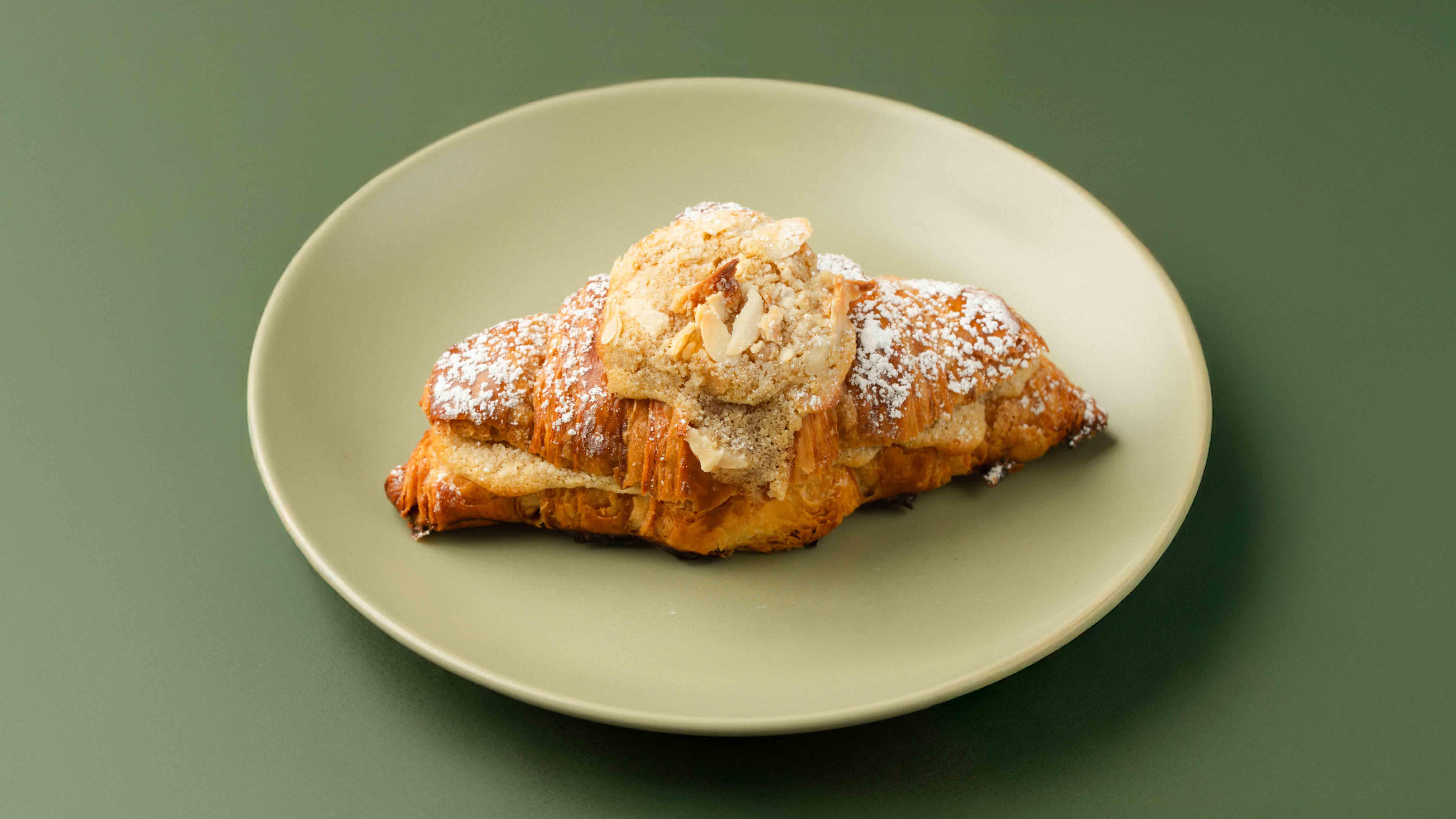 كرواسون اللوز