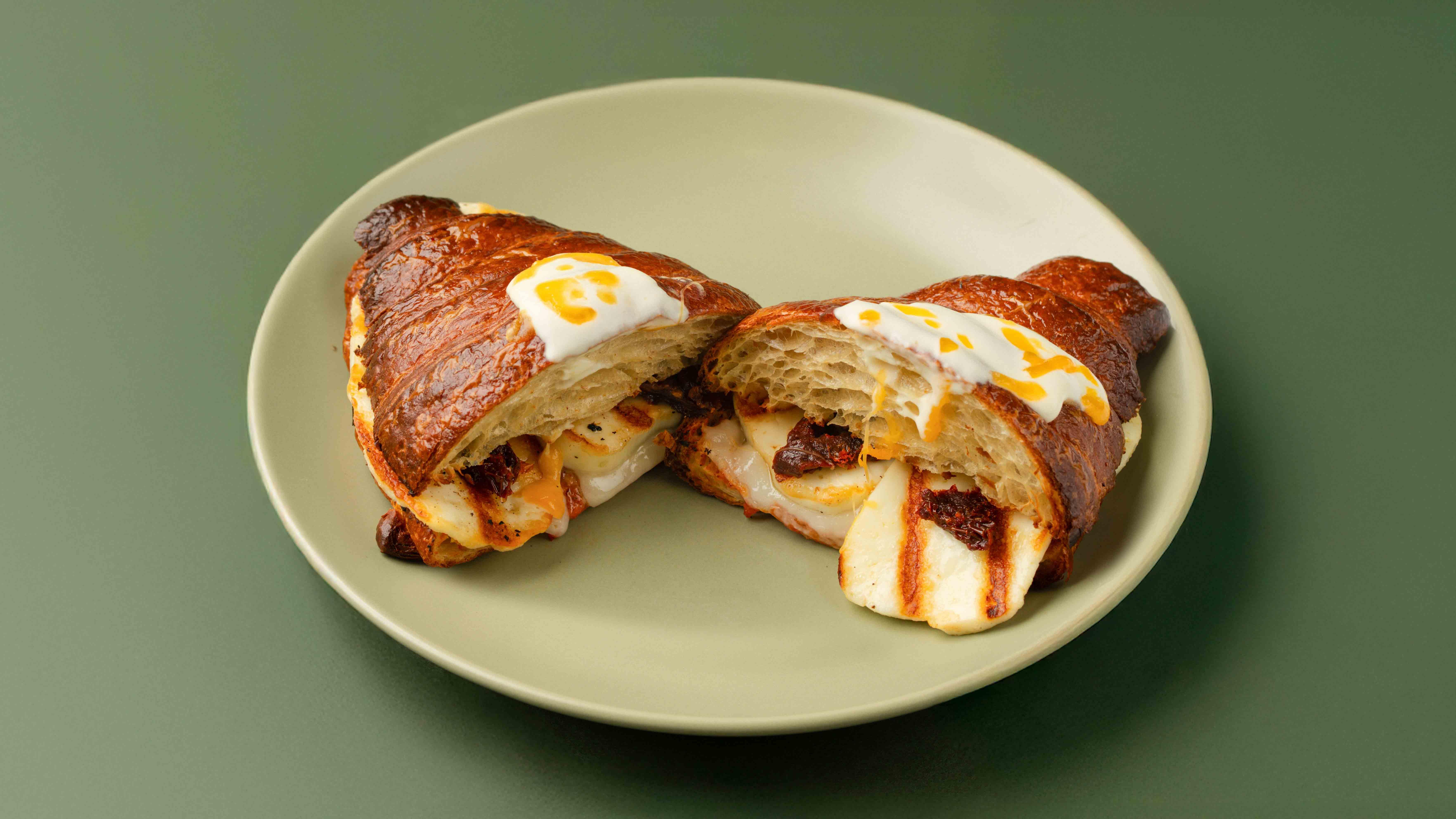 كرواسون حلومي والطماطم المجفف