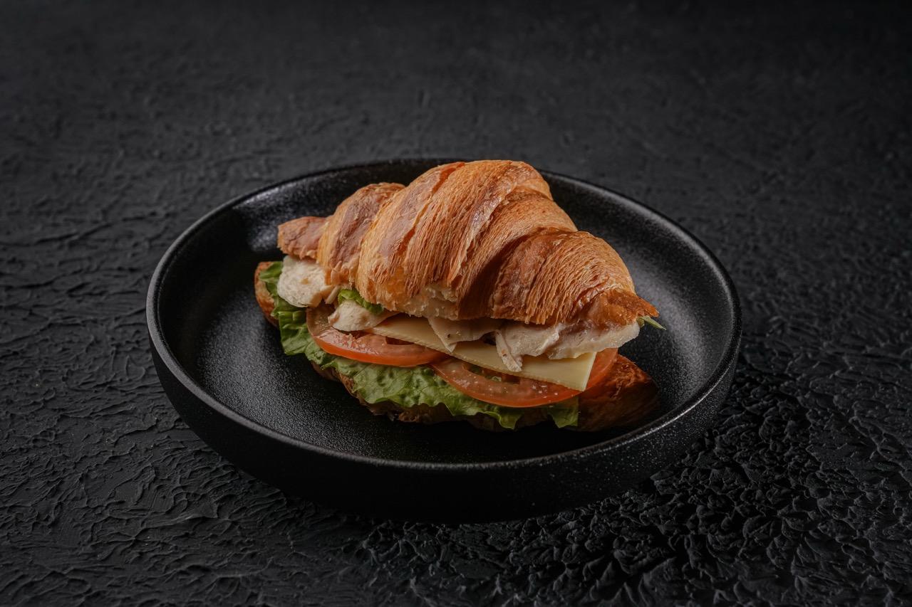 ساندوتش كروسان موزريلا وبيستو