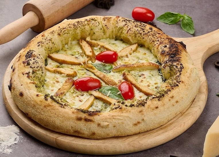 بيتزا دجاج بيستو