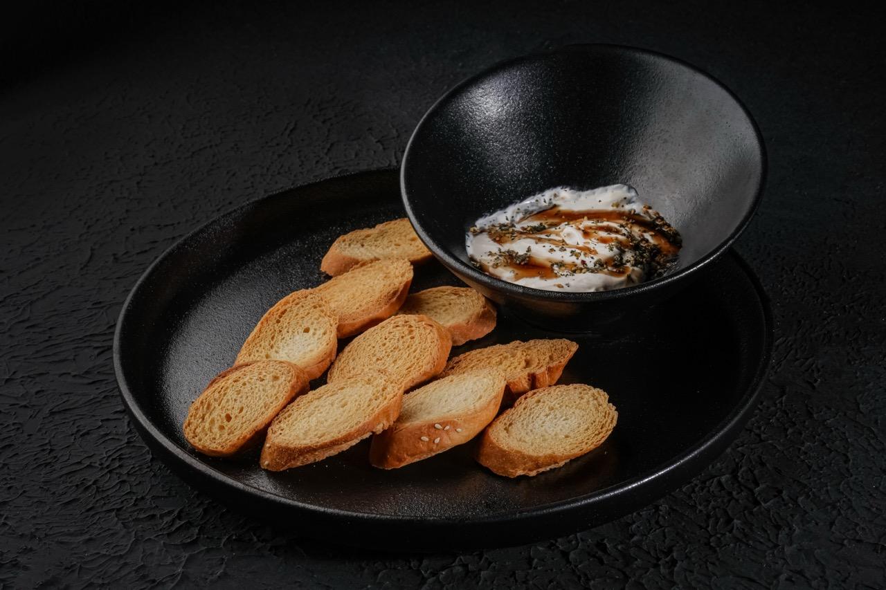 خبز محمص مع اللبنة و الزعتر