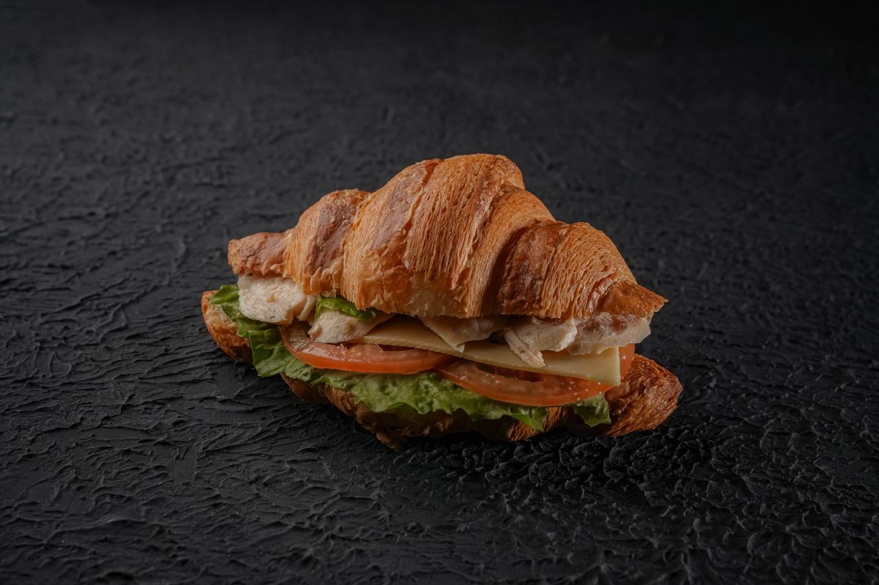 ساندوتش كروسان دجاج وجبن شيدر