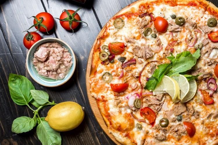 بيتزا خضار مع تونا