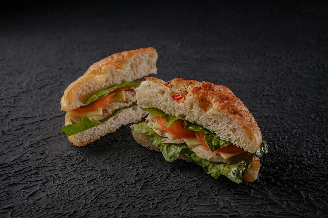 ساندوتش فوكاشيا دجاج وجبنه شيدر