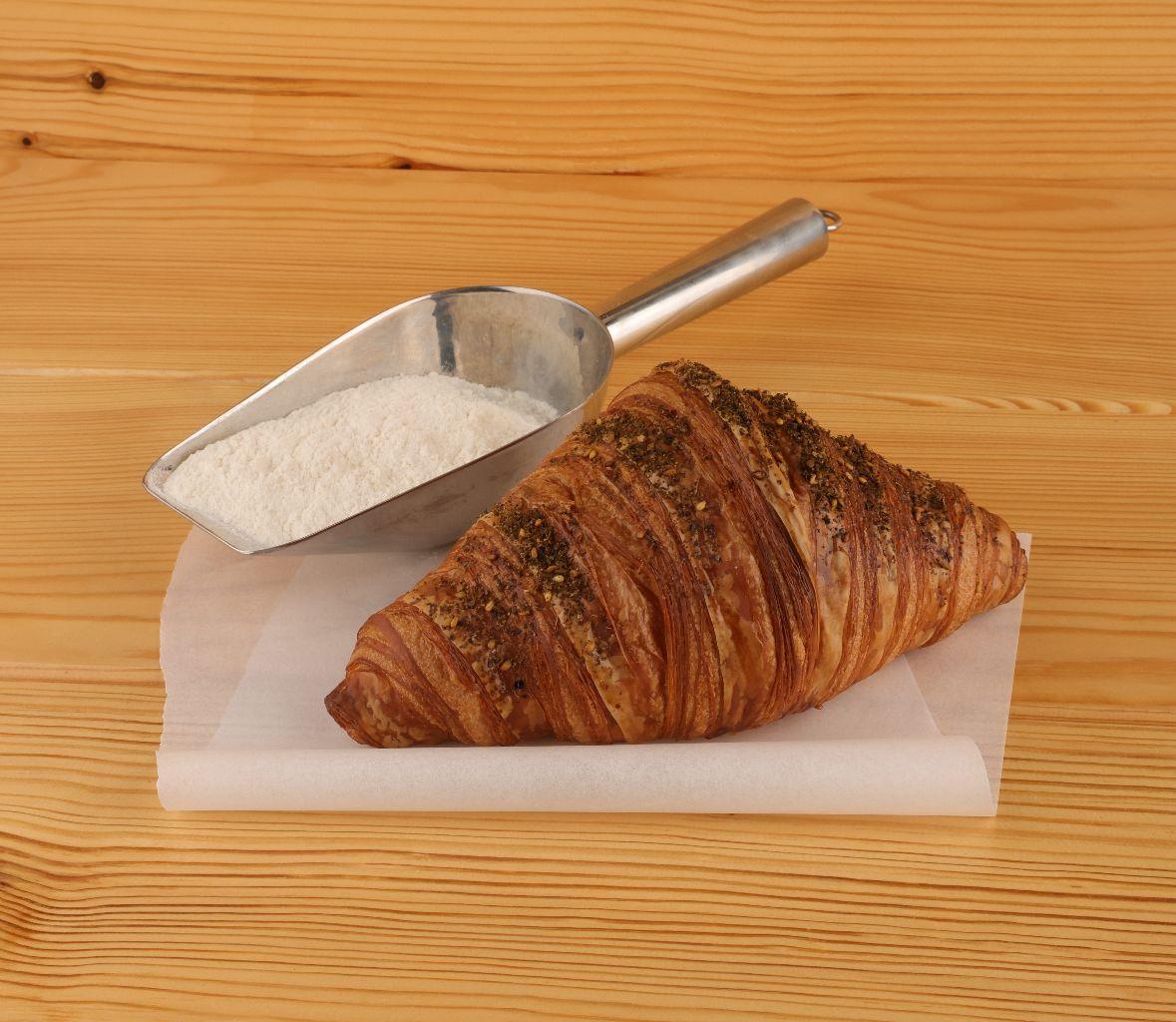 كروسان جبن و زعتر.