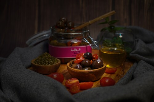 زيتون أسود هلابينو و طماطم