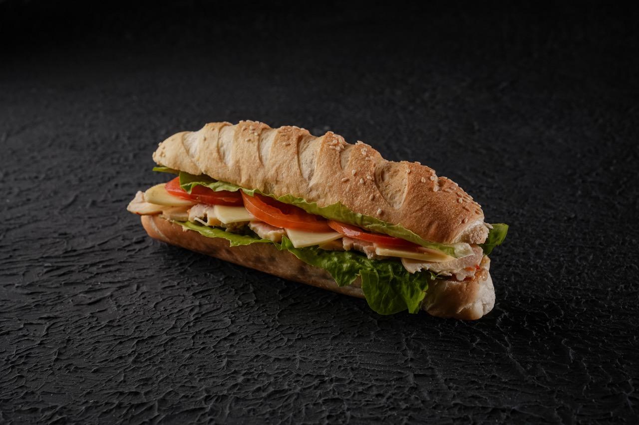 ساندوتش بخبز الباقيت مع الدجاج و الشيدر