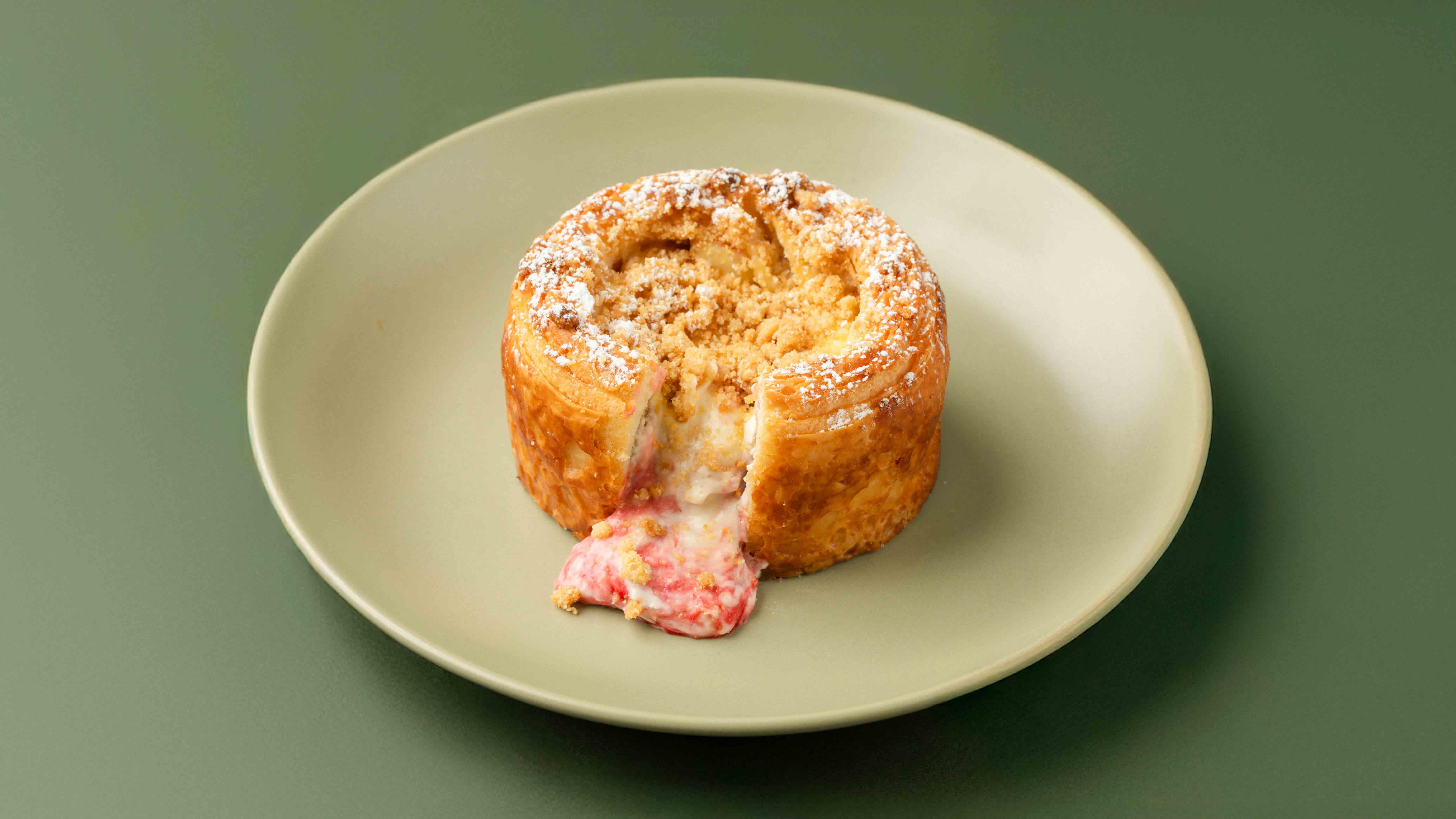 كرواسون الفول السوداني والتوت