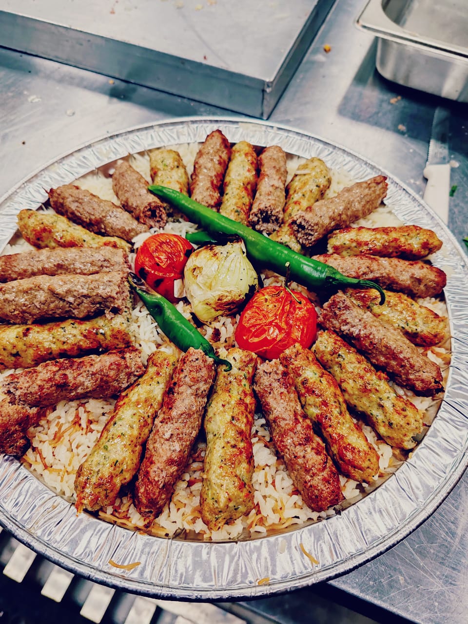 صينية كباب مكس (2) كيلو  12 دجاج +12 لحم سيخ +2 ايدام + 4 رز