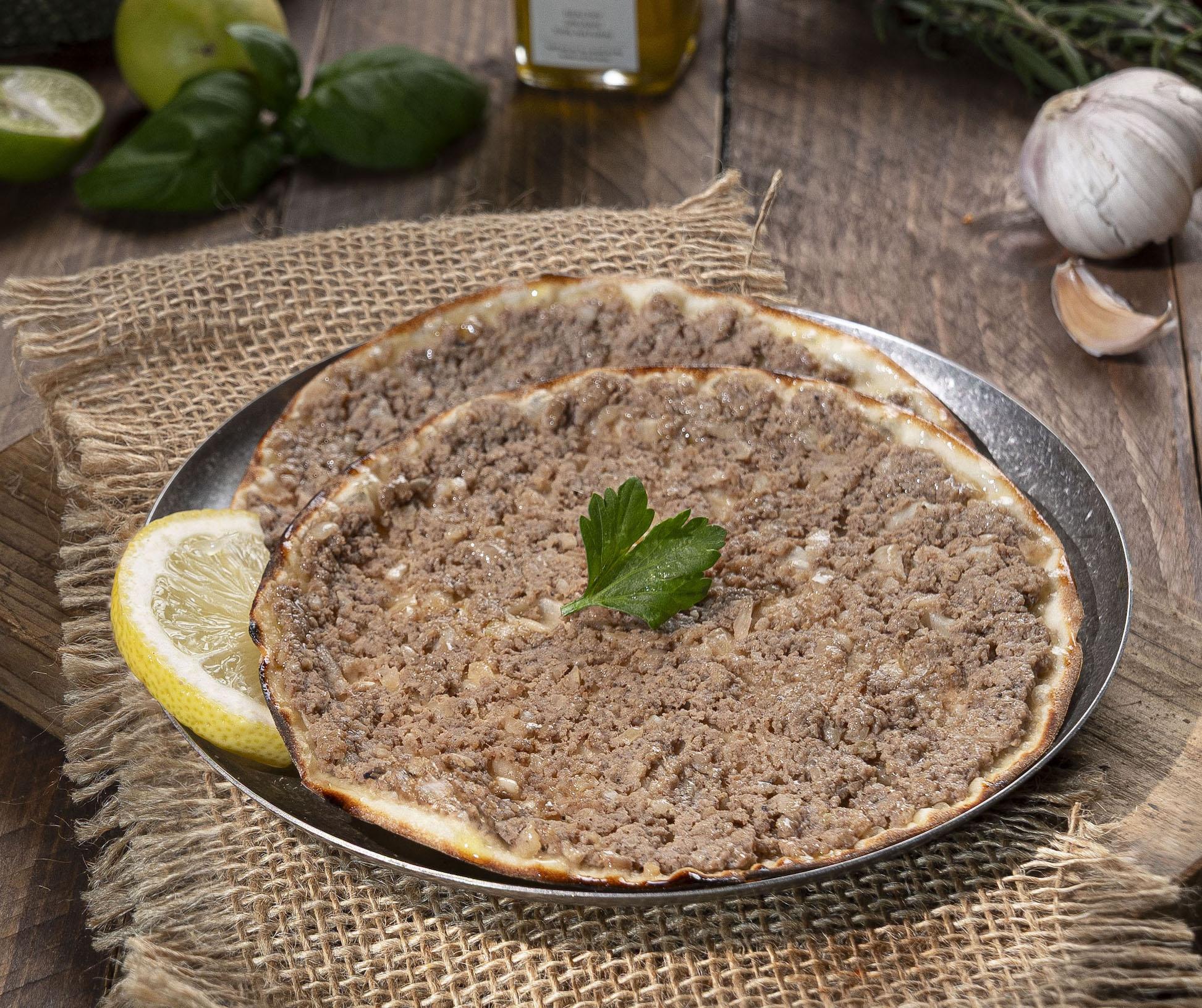 لحم بعجين دبس الرمان