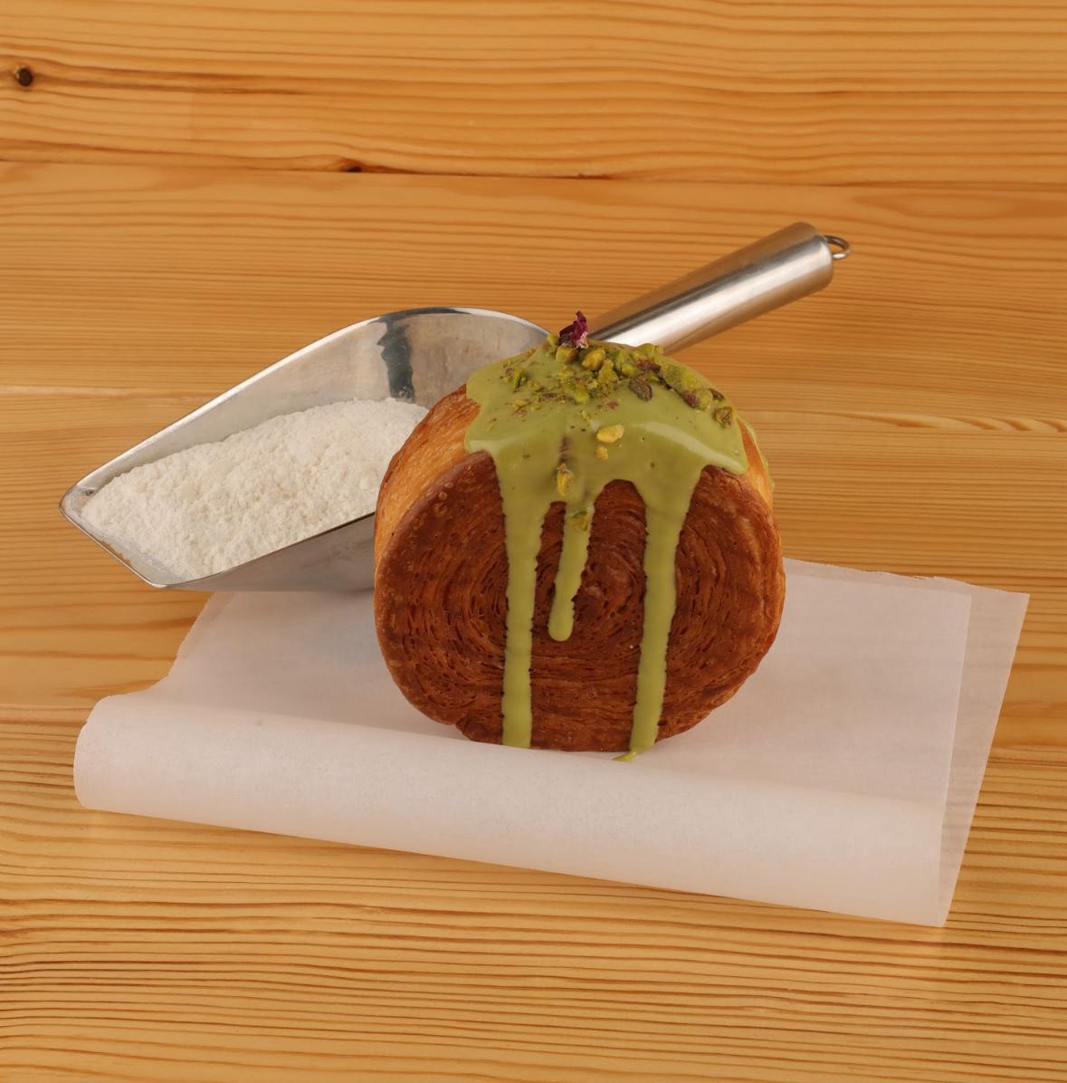 كروسان رول بالفستق.