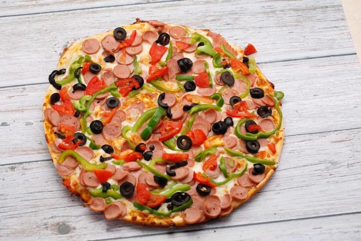 بيتزا خضار مع نقانق