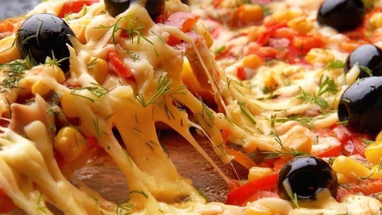 بيتزا بالجبن السائل