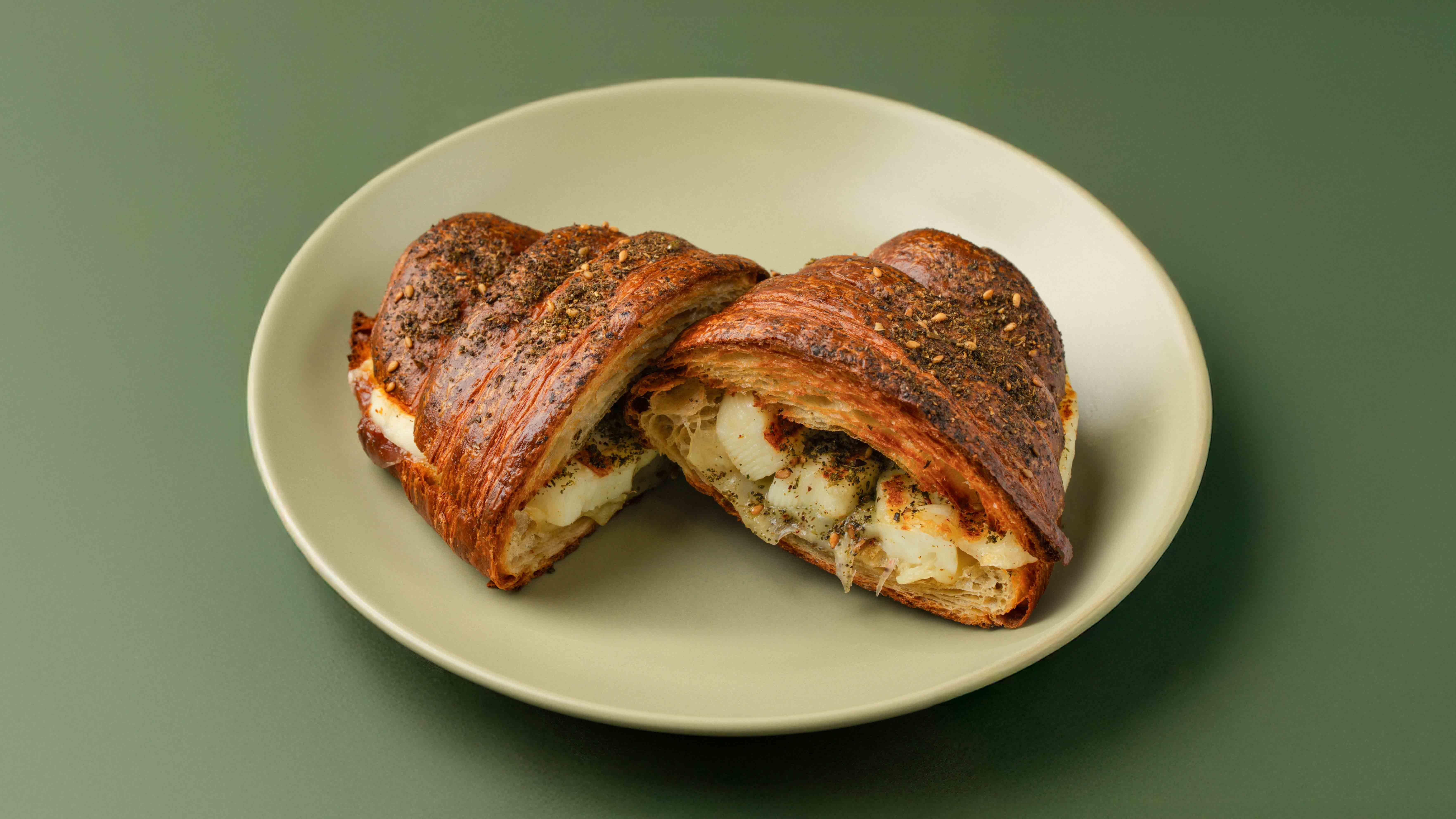 كرواسون زعتر وحلومي