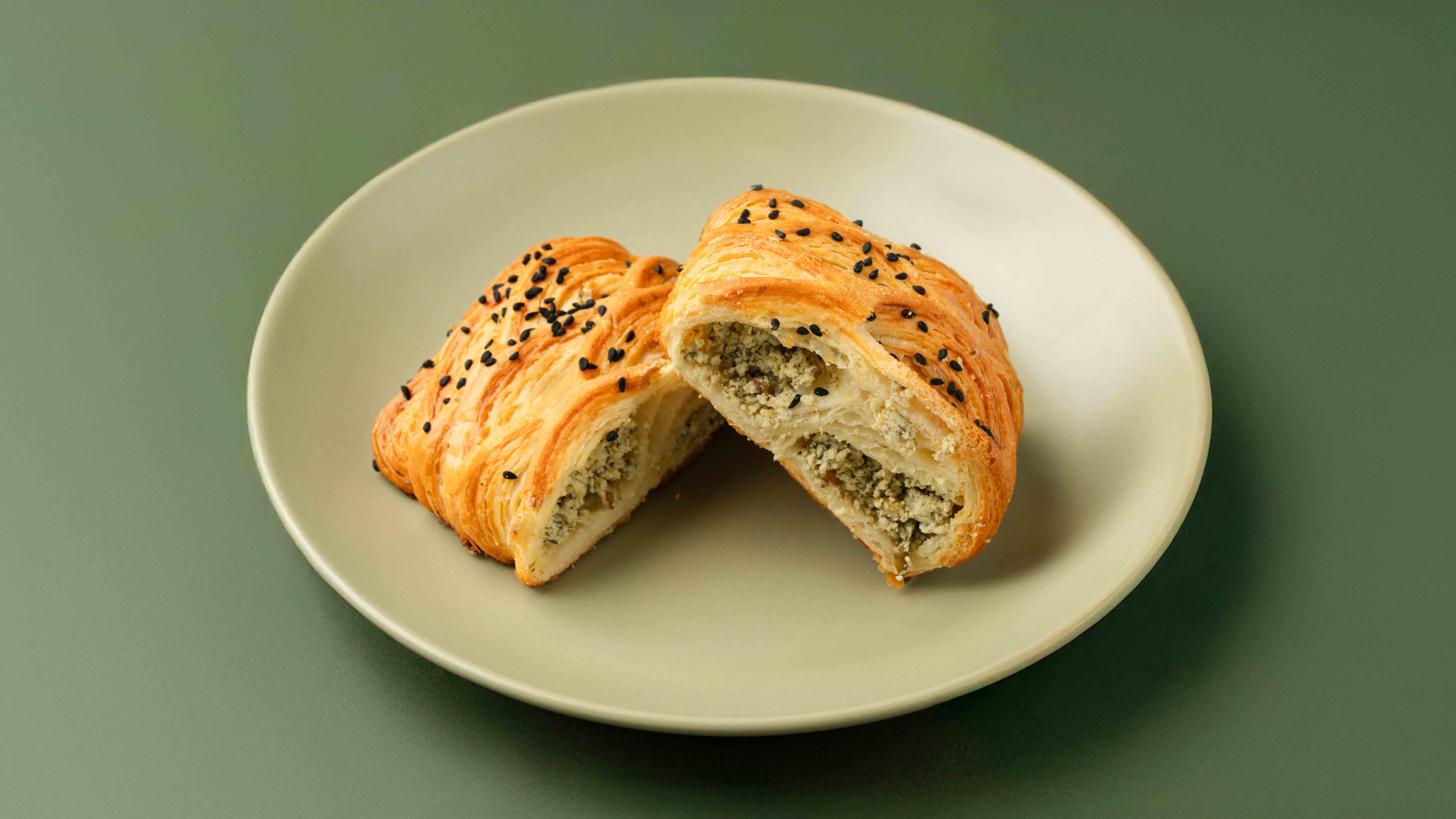 فطيرة الفيتا والزعتر والزيتون