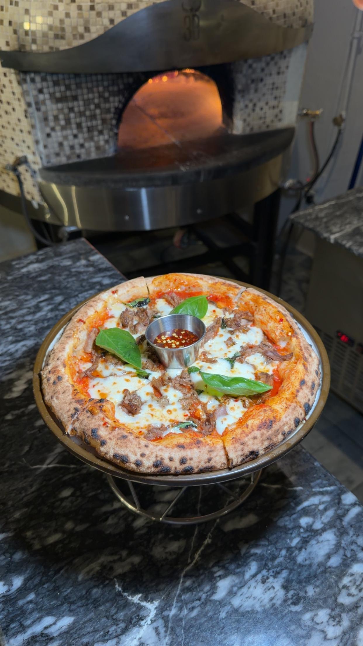 ببيتزا نعيمي بالعسل