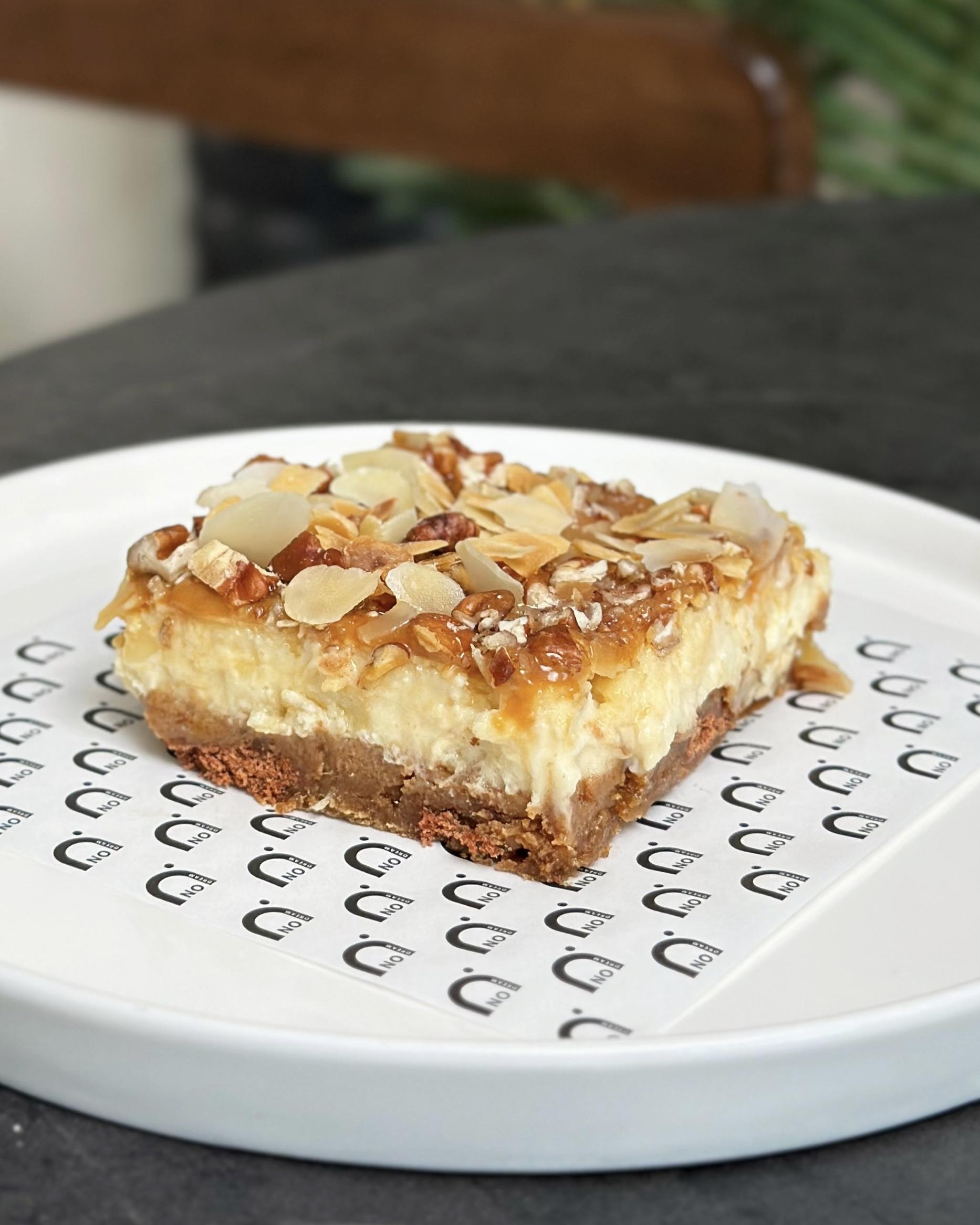 تشيز كيك بالتمر والبيكان