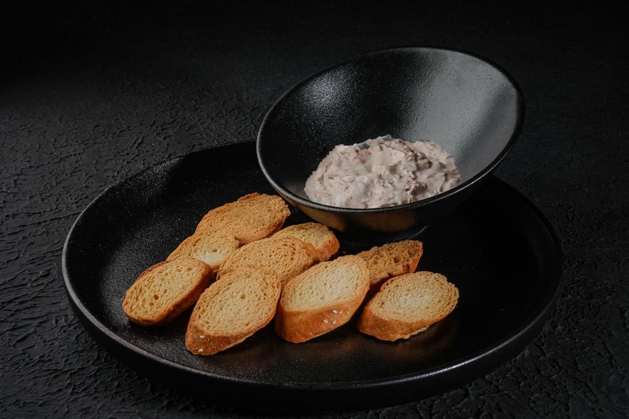 خبز محمص مع اللبنة و الطماطم المجففة